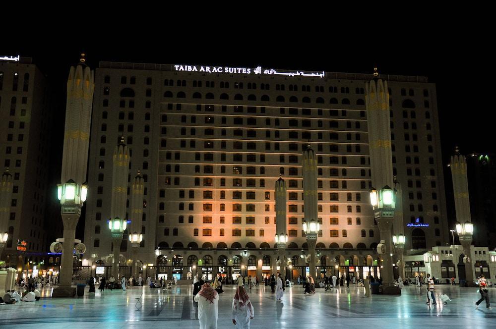 Taiba Suites Madinah Медина Екстериор снимка The hotel at night