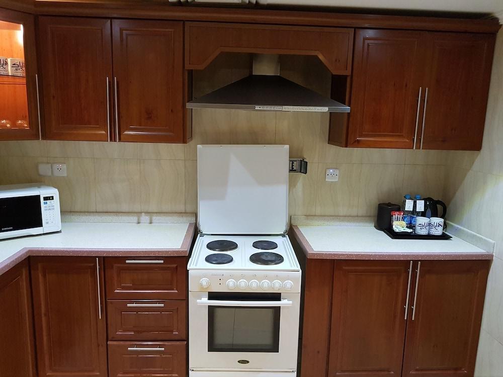 Taiba Suites Madinah Медина Екстериор снимка A typical kitchen