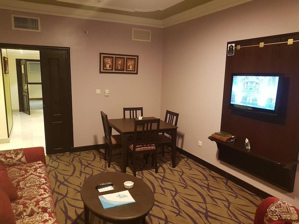 Taiba Suites Madinah Медина Екстериор снимка A living room in a suite at the hotel