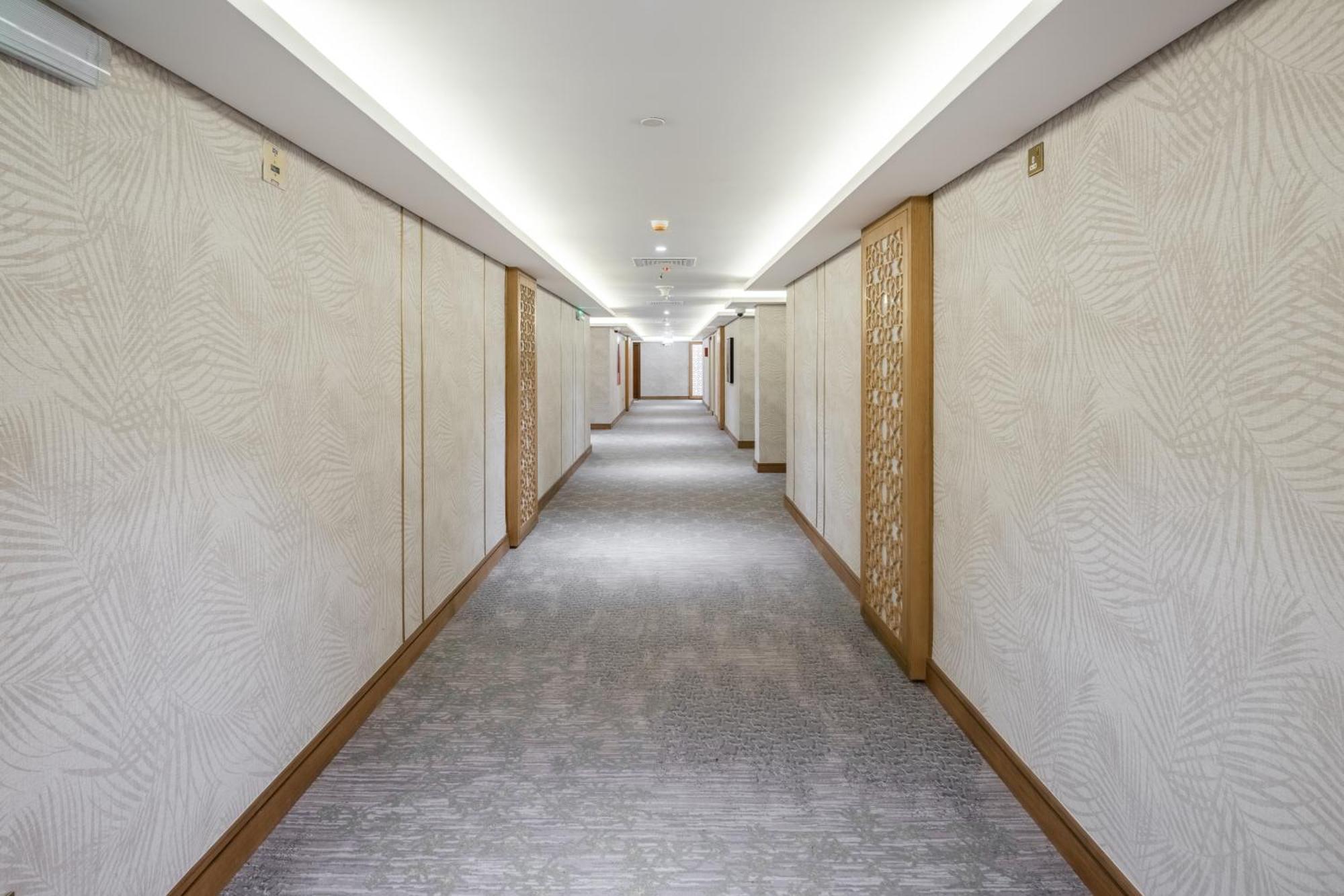 Taiba Suites Madinah Медина Екстериор снимка A corridor at the hotel