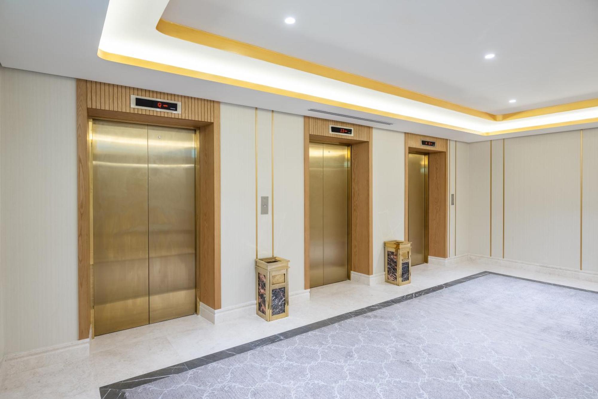 Taiba Suites Madinah Медина Екстериор снимка Elevators at the hotel