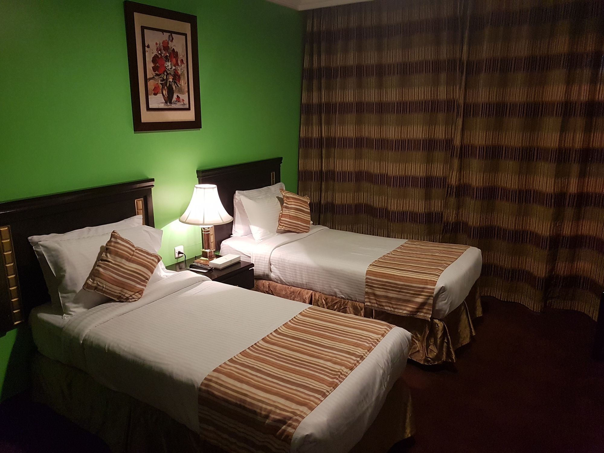Taiba Suites Madinah Медина Екстериор снимка A room at the hotel