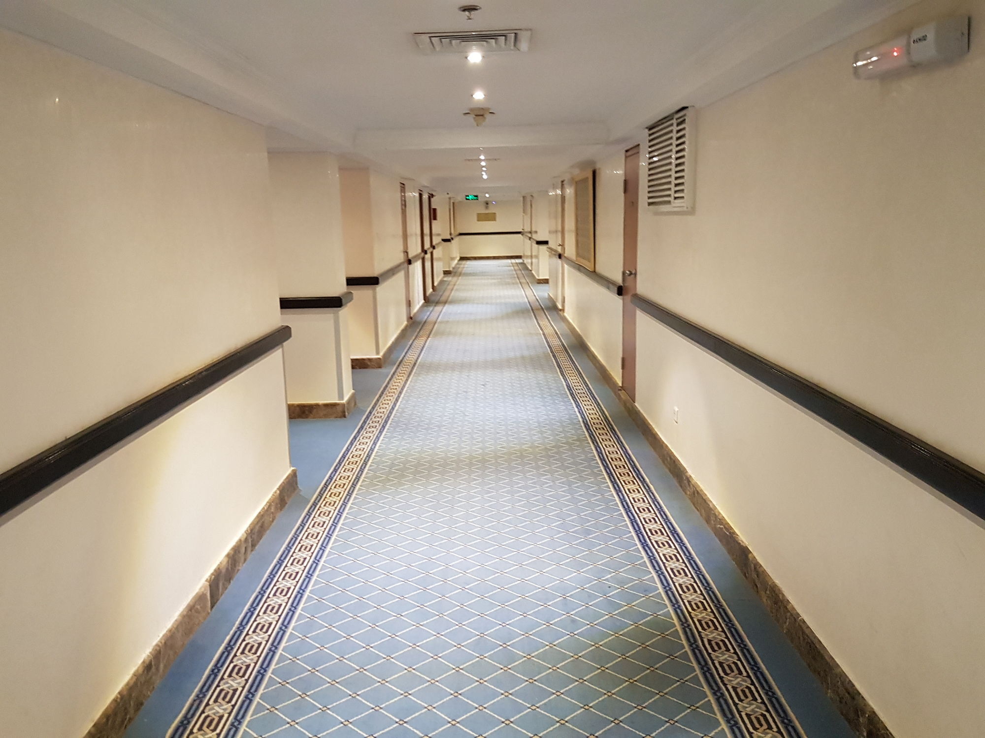 Taiba Suites Madinah Медина Екстериор снимка A corridor in a hotel