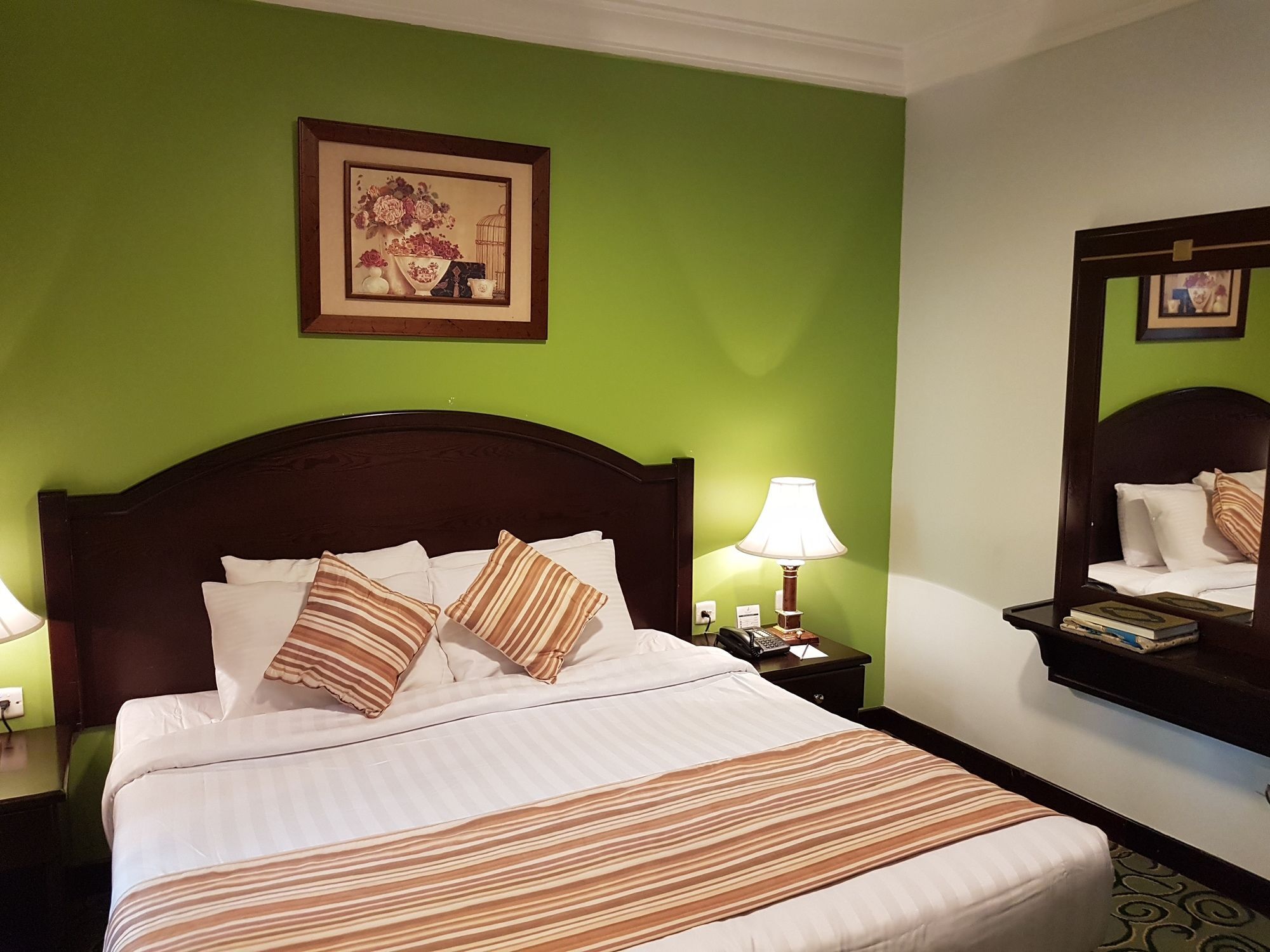 Taiba Suites Madinah Медина Екстериор снимка Deluxe Room