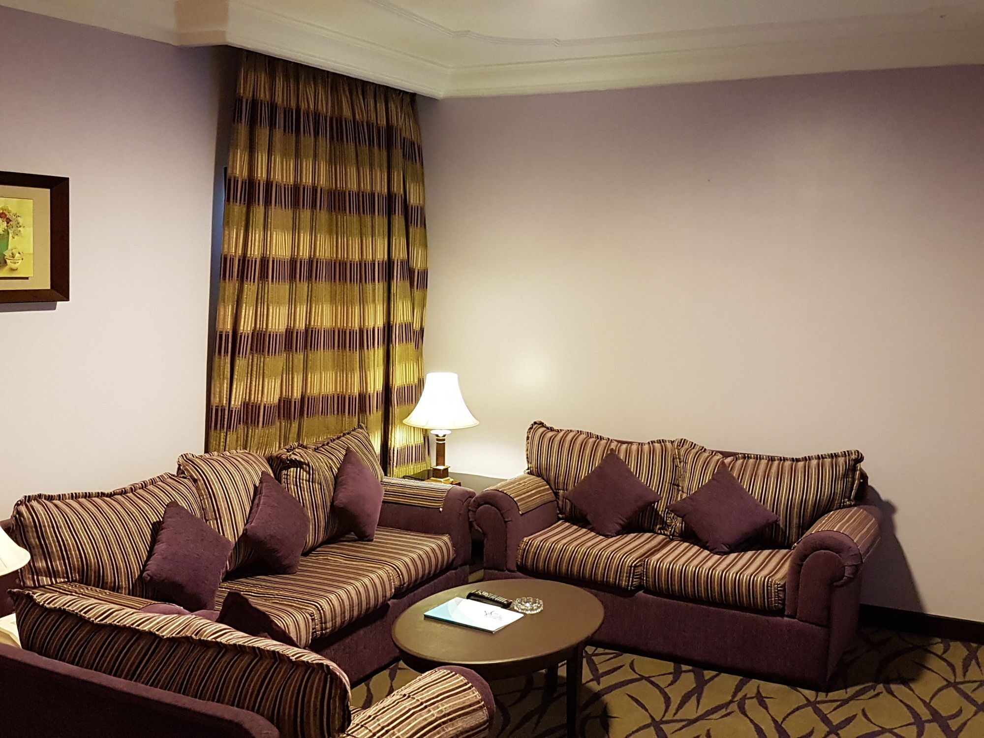 Taiba Suites Madinah Медина Екстериор снимка A living room