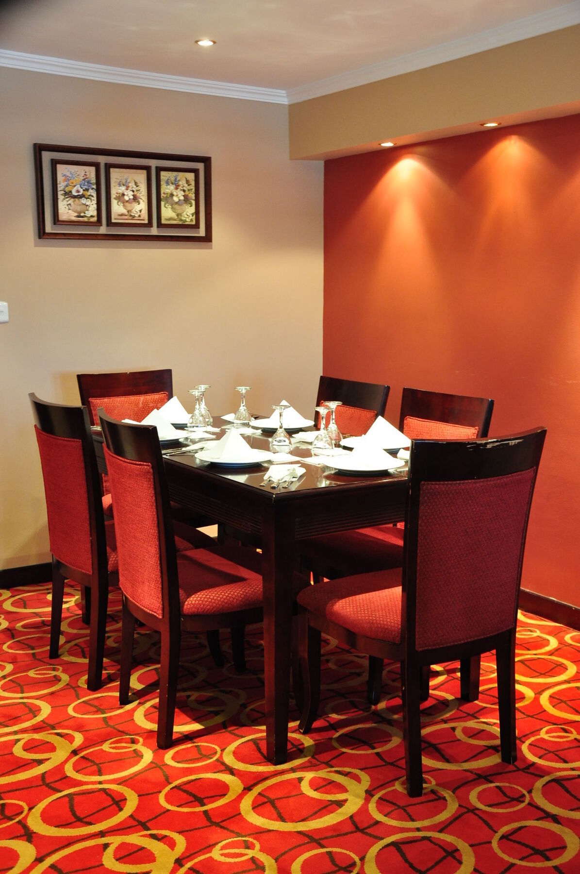 Taiba Suites Madinah Медина Екстериор снимка A dining table