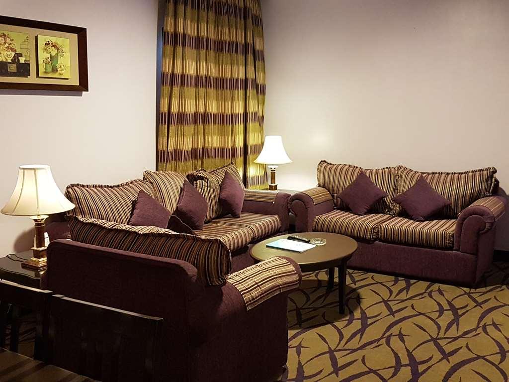 Taiba Suites Madinah Медина Стая снимка A living room