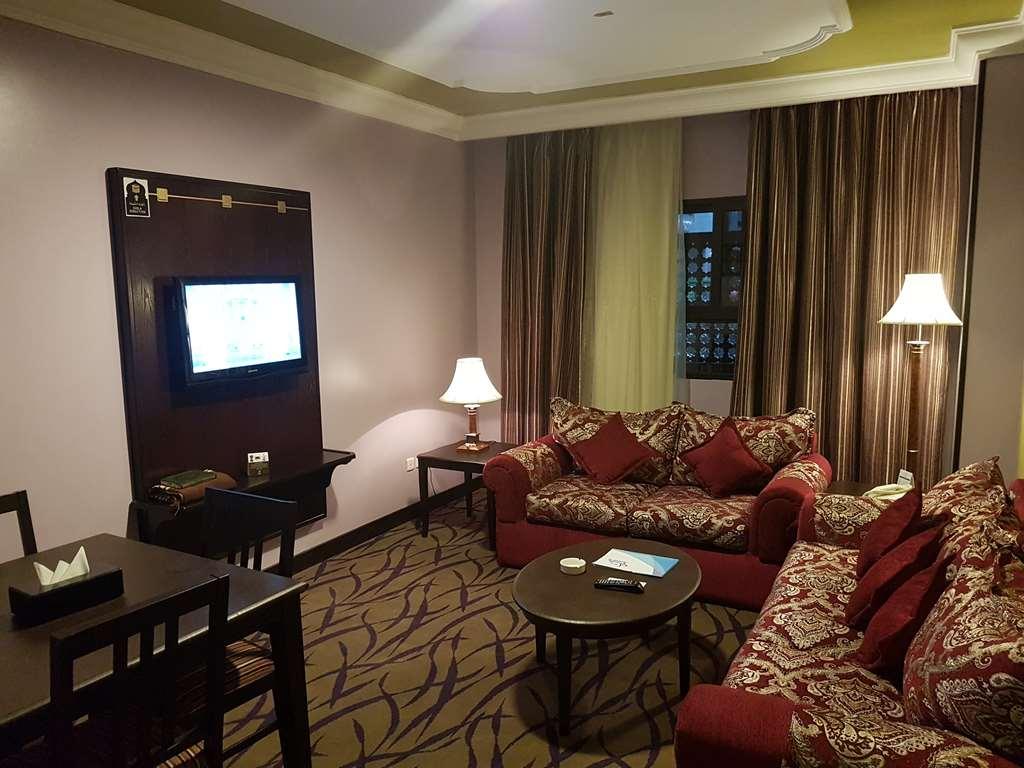 Taiba Suites Madinah Медина Стая снимка A living room in a suite at the hotel