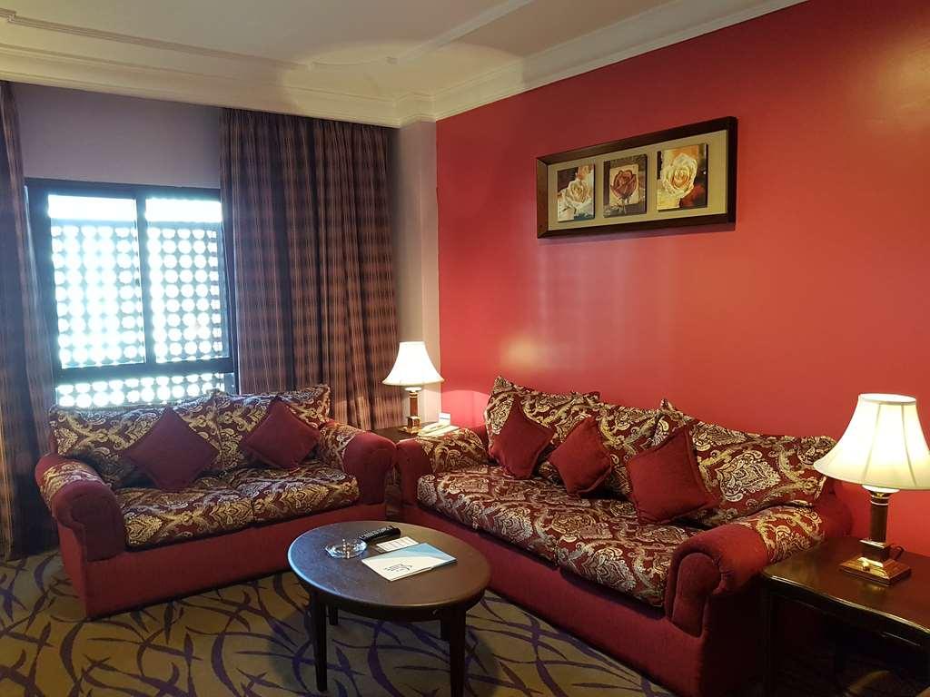 Taiba Suites Madinah Медина Стая снимка A living room in a suite at the Grand Hotel